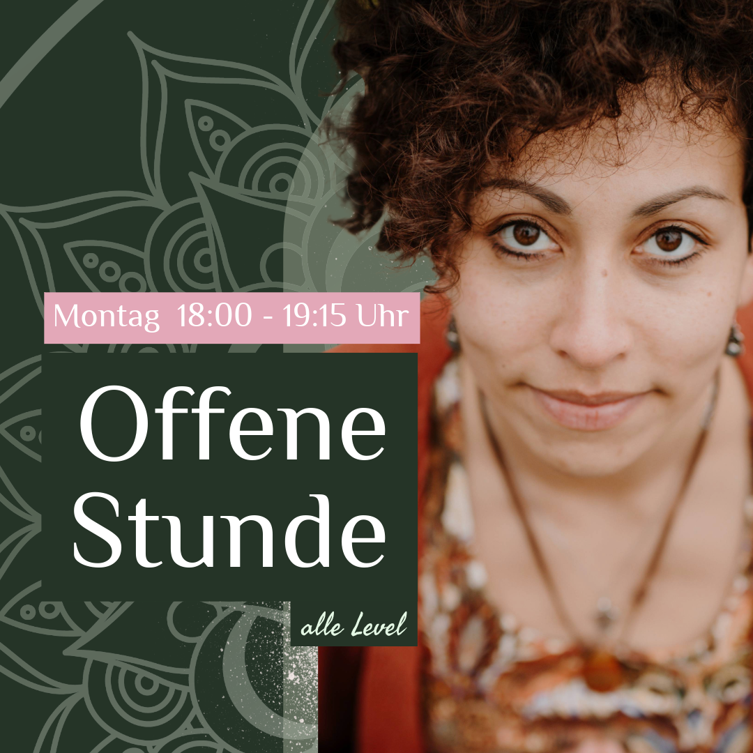 Porträt einer Person mit lockigem Haar, die in die Kamera schaut, neben Textinformationen.