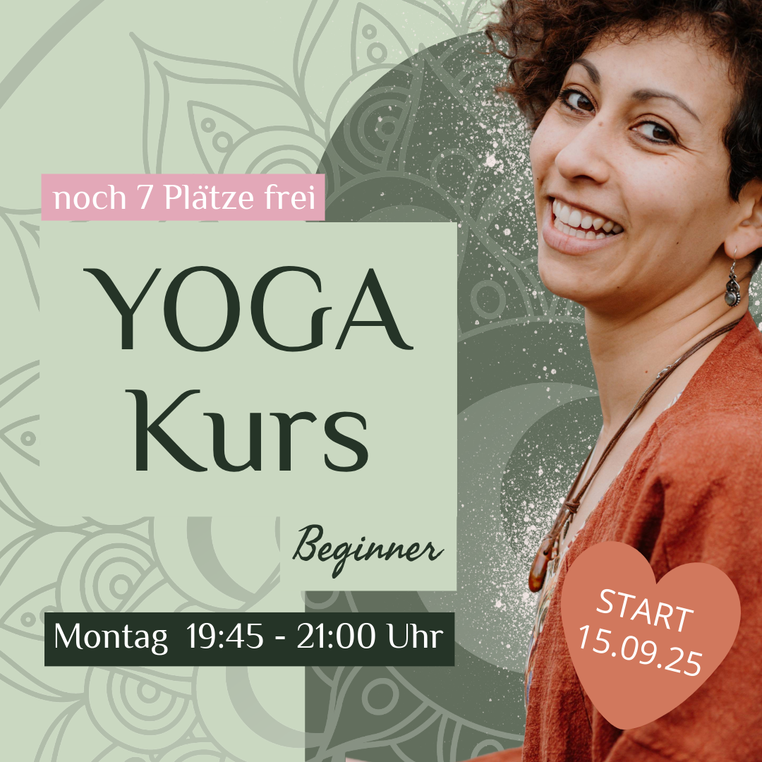 Eine Frau lächelt, bewirbt einen Yoga-Kurs für Anfänger am Montagabend.
