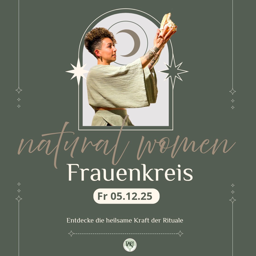 Frau hält ein Objekt in der Hand, umgeben von einem dekorativen Hintergrund und Text.