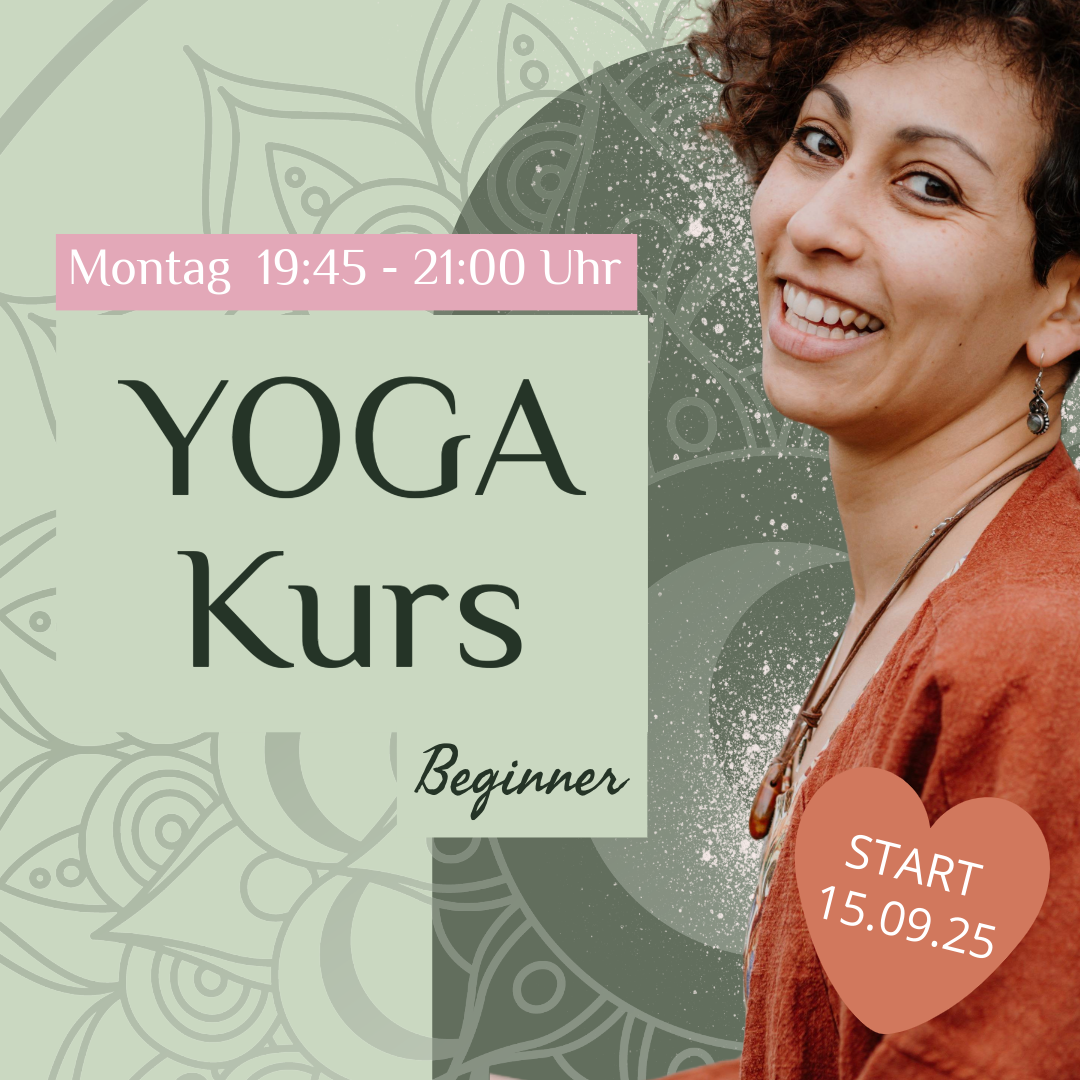 Eine Frau lächelt, bewirbt einen Yoga-Kurs für Anfänger am Montagabend.